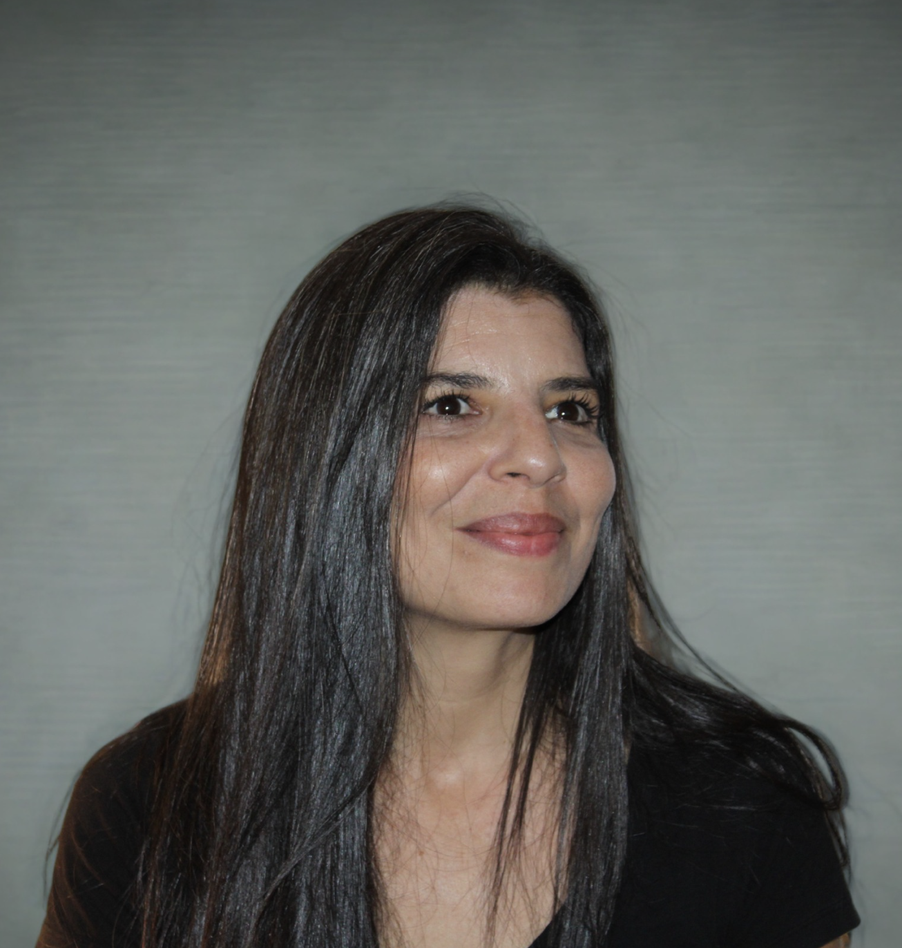 Portrait de Nadra Achour, metteuse en scène